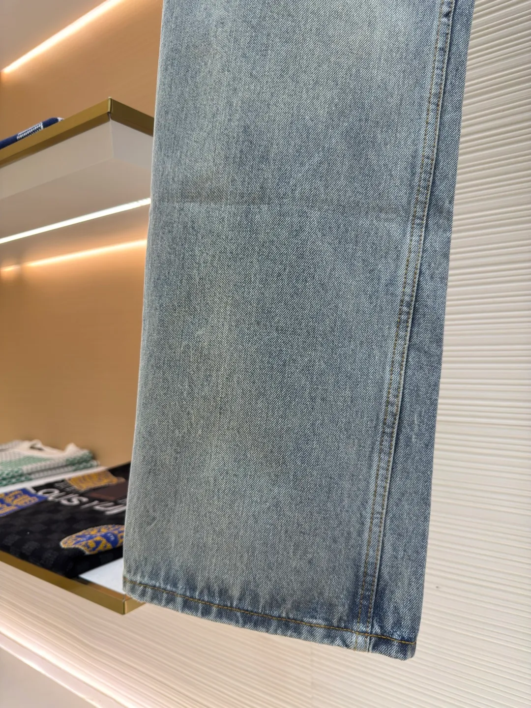 LOUIS VUITTON patch letter jeans ●Authentic product: 10800 purchase and development ●Item number: 1680027-B00 ●Fabric: denim fabric ●Technology: washed production ●Version: fitted version ●Weight: about 870 grams ●Size: 30-32-34-36 ●Description: Letters gold gold thread embroidered denim Brand presbyopia logo iconic pattern It has a strong street American style and is very chic. The whole piece is still the same loose version as always, which hides the flesh. The regular denim lapel design gives people a smart and generous look. Customized logo buttons and leather labels come with a full set of accessories. It is cool, stylish and fairy-like. It is also an absolute C-position piece and is highly recommended!  Very heavy work, exquisite details, special washing process, multiple washings can show the same perfect washing color effect as the original. The overall wiring is straight and delicate, the fabric is comfortable and soft, and the color is consistent without color difference. It can be matched with the same style to create a fashionable look and control various occasions. Customized accessories, complete with three standards, same style for men and women!